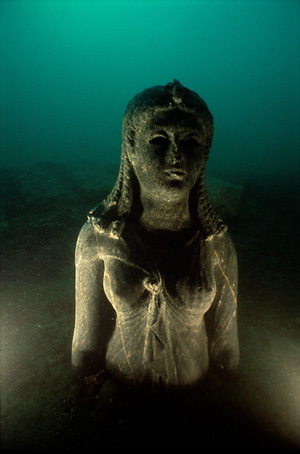 cleopatra palace statue underwater